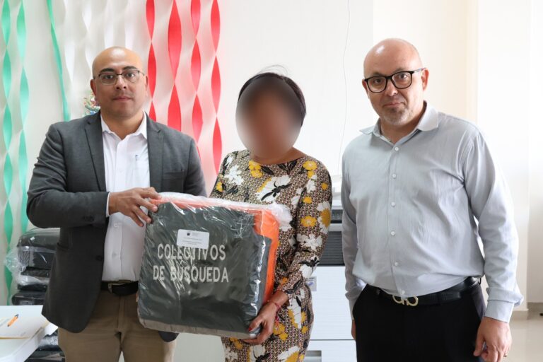Entregan uniformes para búsquedas de personas desaparecidas