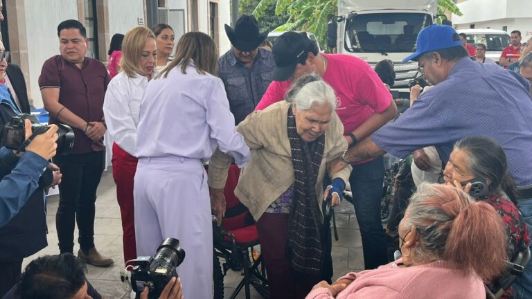 Entregan 53 sillas de ruedas a discapacitados