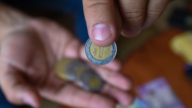 Peso ‘tropieza’ ante el dólar, en espera de datos económicos en EU