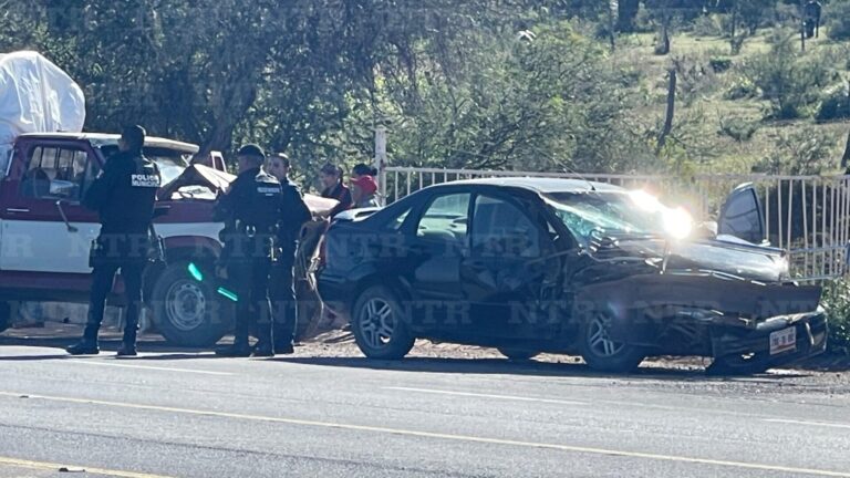 Por falta de precaución chocan en entronque