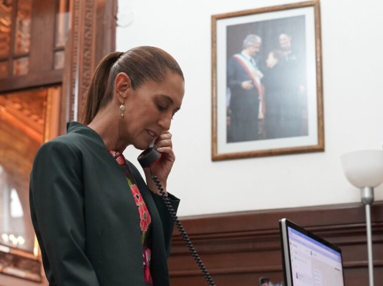 Posa Sheinbaum con foto de AMLO previo a su Informe