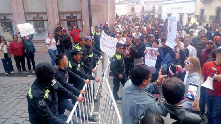 Protestan maestros y campesinos