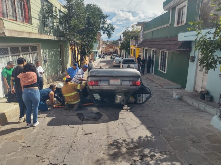 Se vuelca exmilitar en el centro de Guadalupe