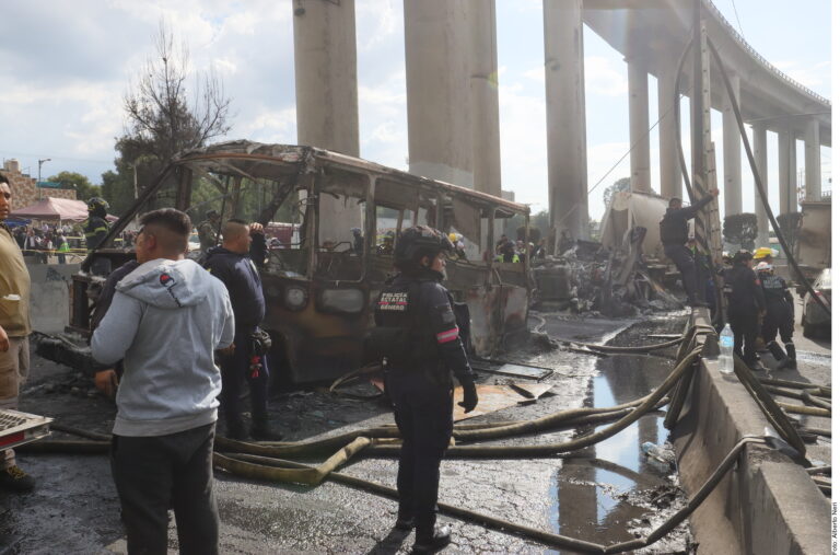 Suman 17 fallecidos por explosión de pipa