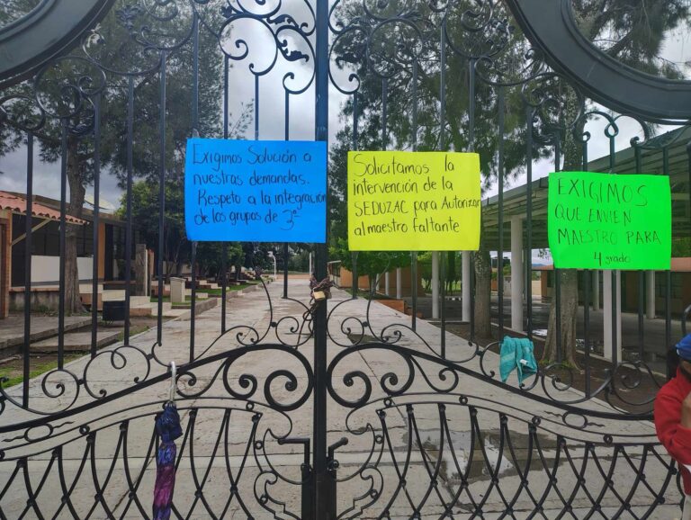 Toman primaria en Pinos por falta de docente