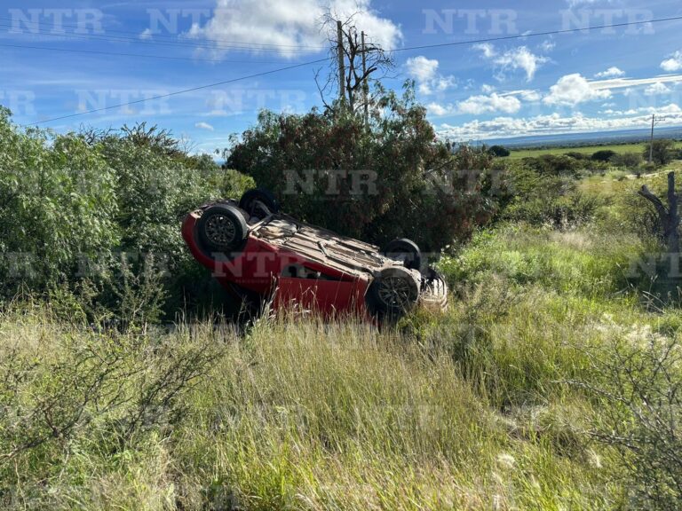 Vuelca en la entrada a Sauceda de la Borda