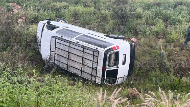 Vuelca camioneta con 13 pasajeros