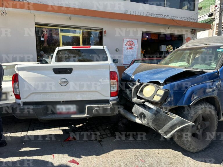 Conductora se impacta contra cuatro vehículos estacionados