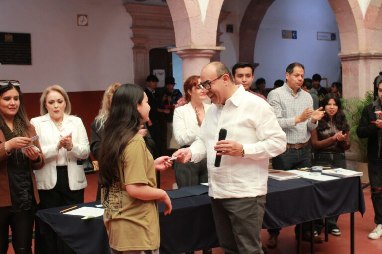 Inicia entrega de credenciales a estudiantes de la UAZ