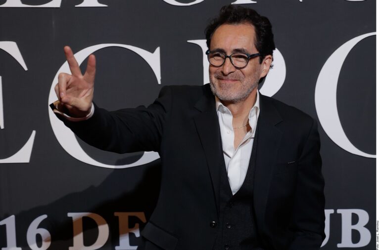 Complace Demian Bichir a fans en premier de Teléfono Negro 2