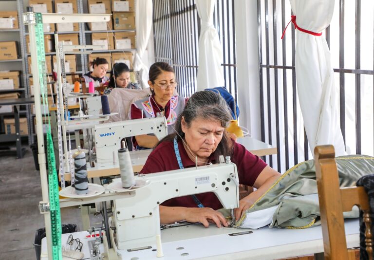 Preparan vestuarios para el desfile de Día de Muertos