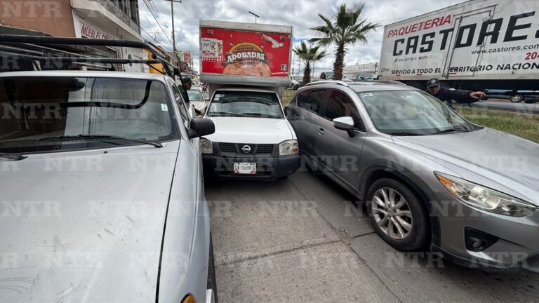 Camioneta sin frenos ocasiona choque automovilístico
