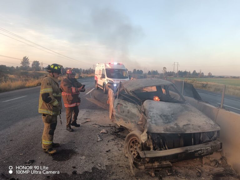 Choque entre camionetas, una termina incendiada
