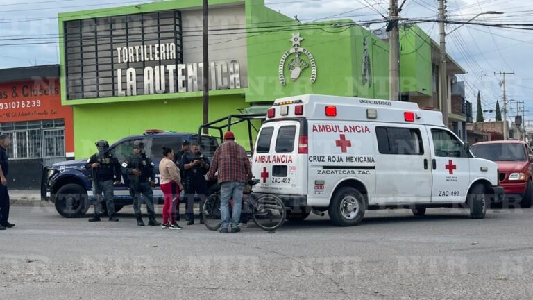 Conductor embiste a motociclistas y se da a la fuga