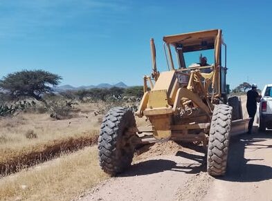 Huejúcar atiende caminos de una comunidad de Tepetongo