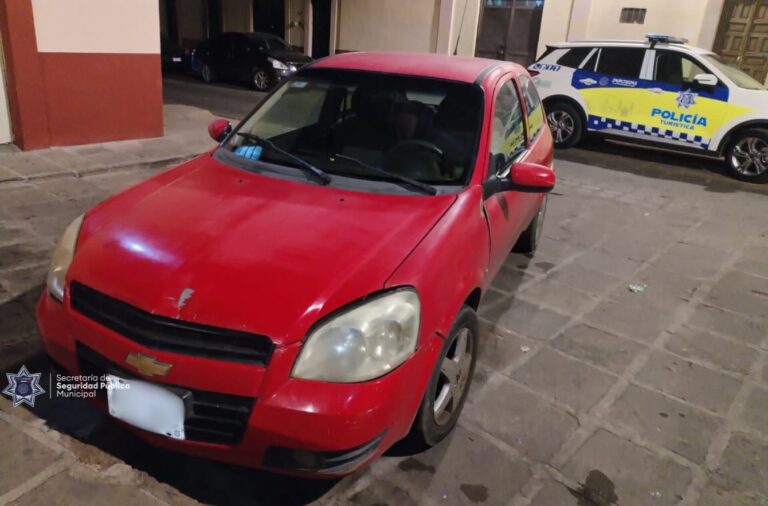 Aseguran vehículo con placas sobrepuestas