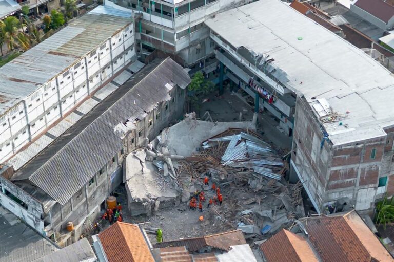 Aumentan a 55 los muertos por el derrumbe en Indonesia