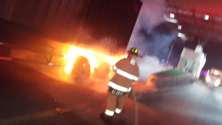 Se incendia quinta rueda por falla mecánica