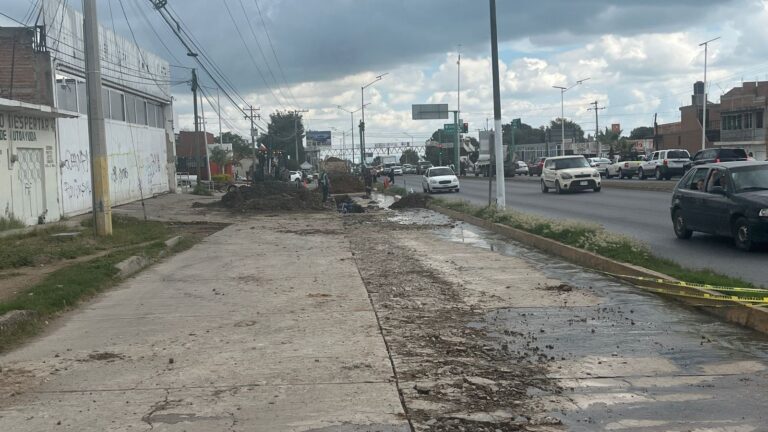 Reparan fuga de aguas negras en calle 20 de Noviembre