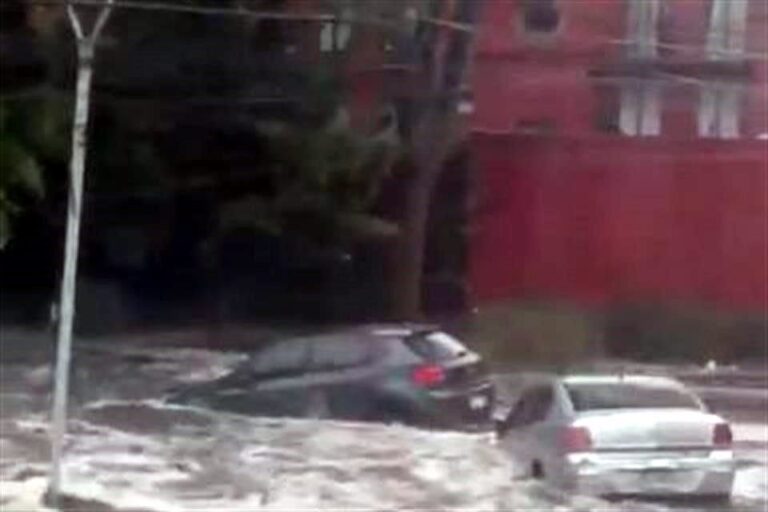 Colapsan vialidad por control de agua