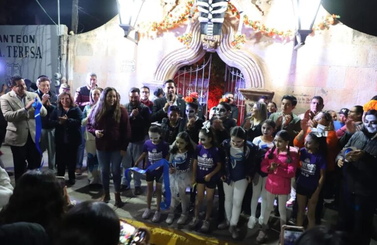 En Santa Teresa, celebran entre tumbas