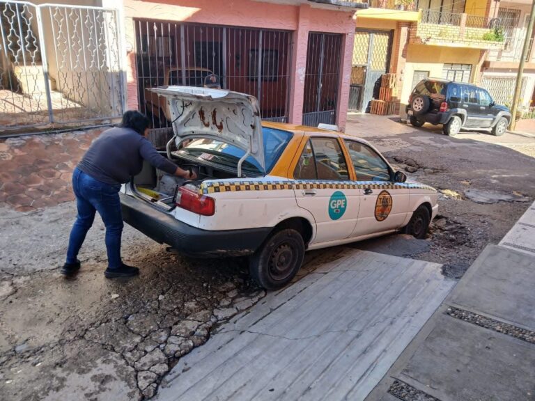 Enorme boquete dificulta circulación en la Xicoténcatl