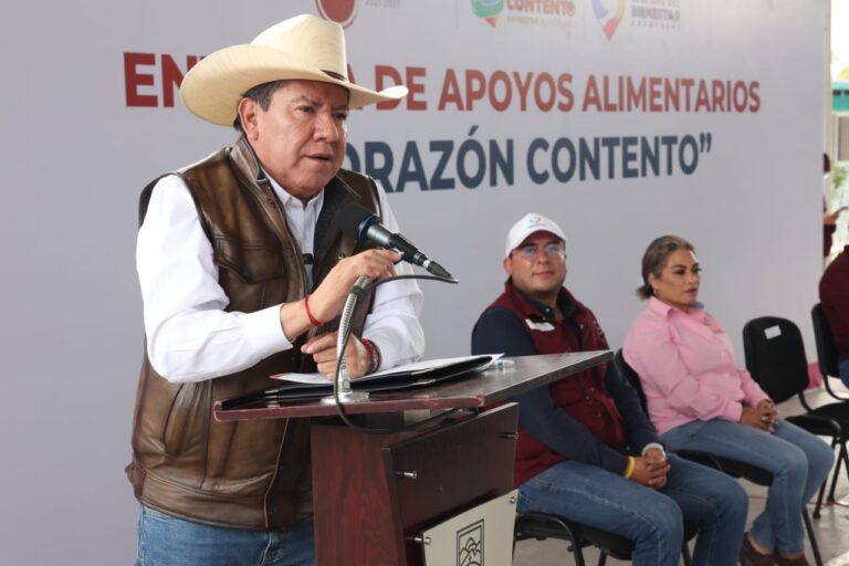 Entrega gobernador paquetes alimentarios en Noria de Ángeles