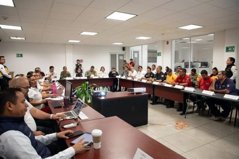 Evacuan en Colima playas por Priscilla