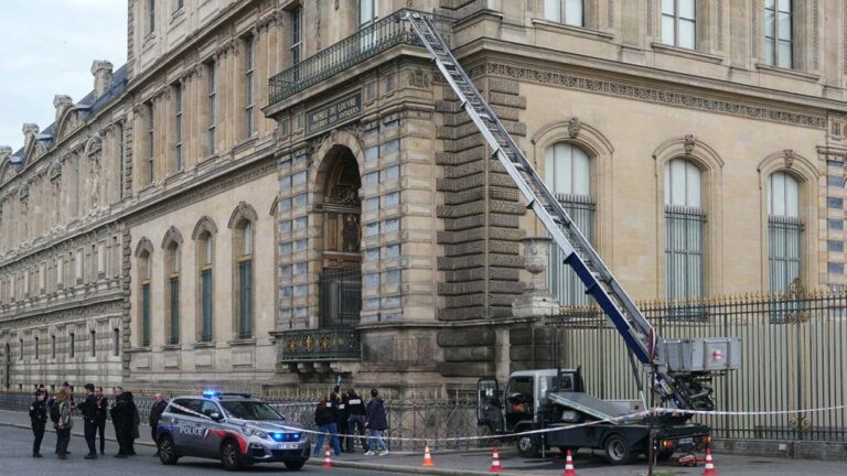 Rechaza Macron el robo de joyas en el Louvre