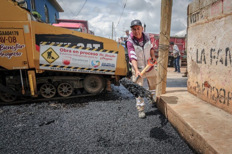 Rehabilitan carreteras y calles en Pánuco