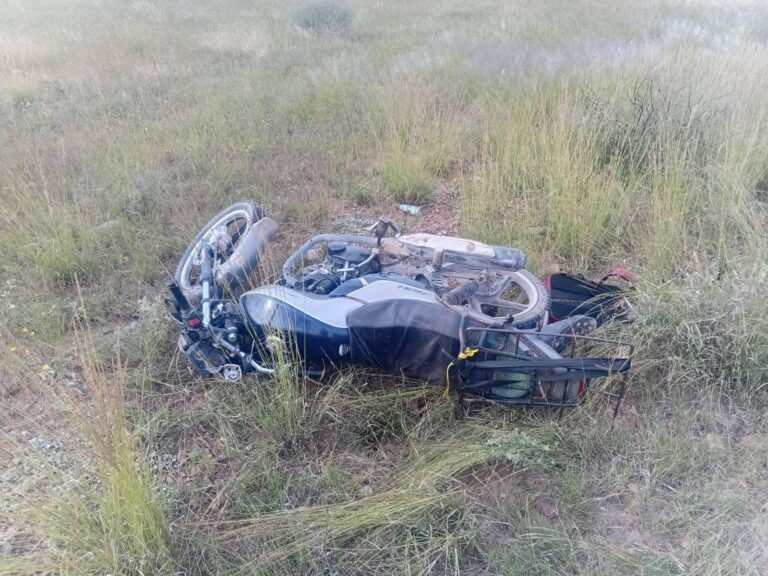 Se lesiona motociclista tras sufrir caída