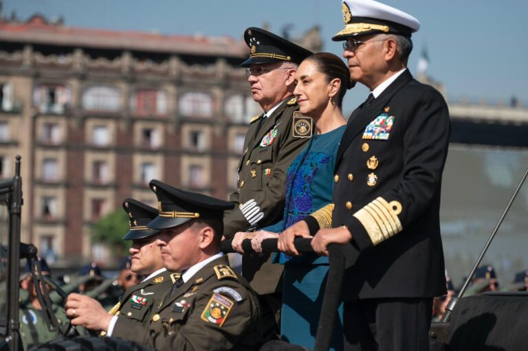 Encabeza presidenta Desfile Cívico Militar