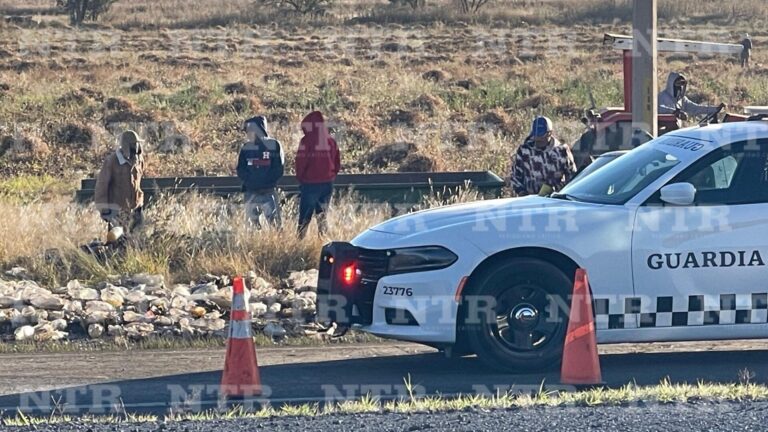 Vuelca camión con gasesosas; pobladores rapiñan mercancía