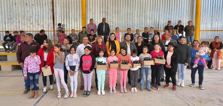 Entregan calzado escolar a 309 estudiantes