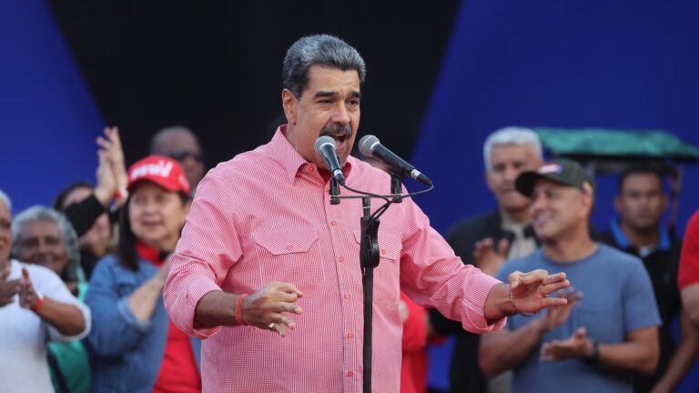 Trump dice que ‘podría discutir’ con Maduro por despliegue militar