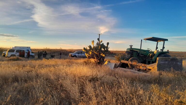 Chocan camioneta y tractor en Río Grande