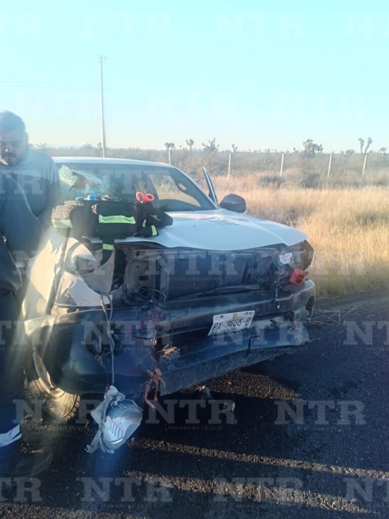Choque entre camioneta y tractor deja dos lesionados