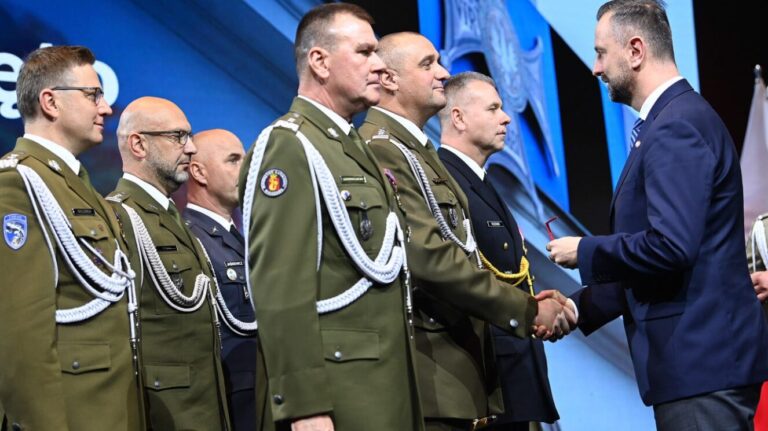 Anuncia Polonia plan de entrenamiento militar para población