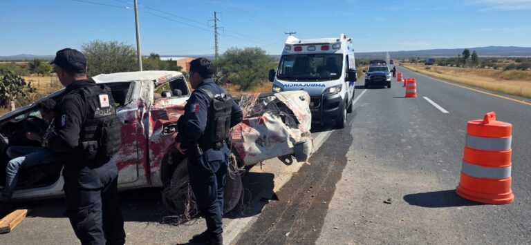 Volcadura sobre federal 49 deja daños materiales