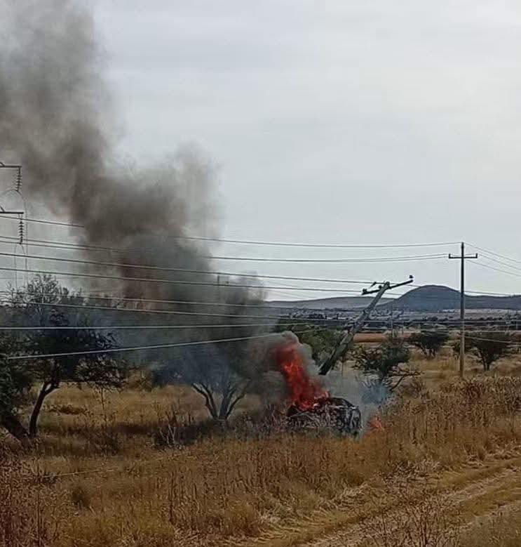 Choca y se incendia en El Mineral