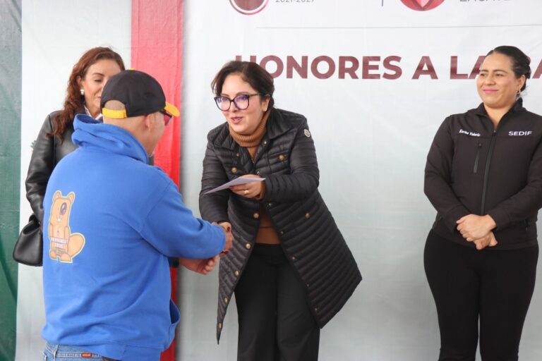 Entregan apoyos económicos y material deportivo