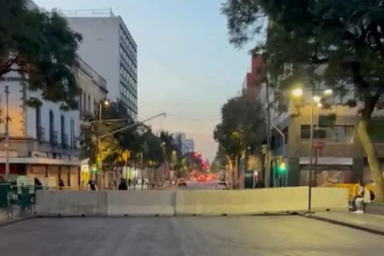 Colocan bloques y refuerzan vallas previo a marcha Z