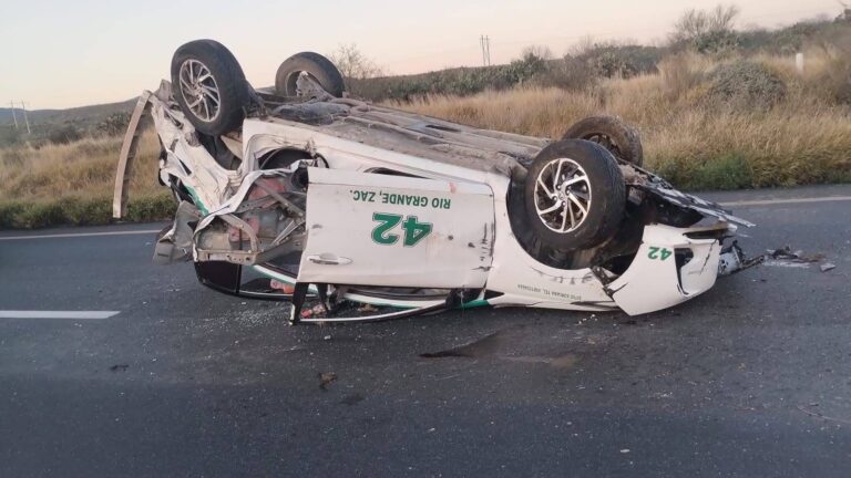 Se vuelca taxi tras chocar con una vaca