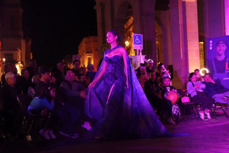 Fomentan la adopción canina con pasarela de moda