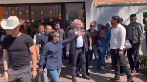 ‘¡Fuera, fuera! , gritan a Bedolla en funeral de Manzo