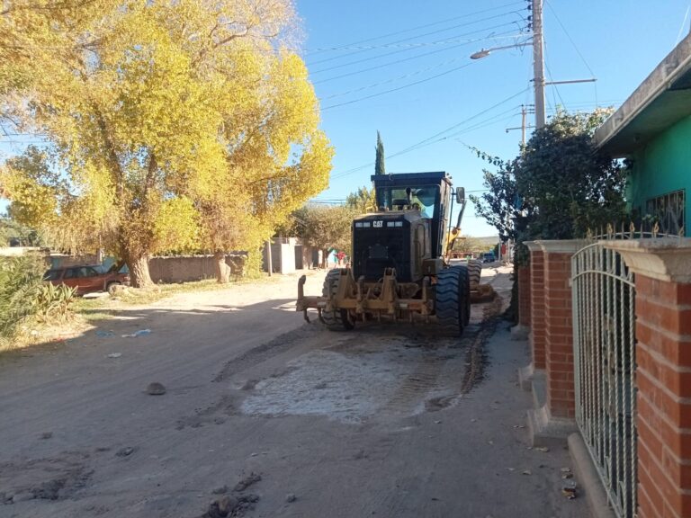 Intervienen calles de comunidades en Río Grande