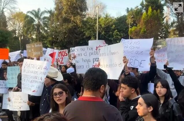Marchan estudiantes en Uruapan en demanda de paz