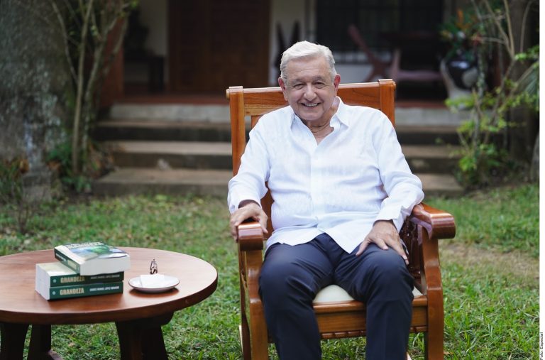 Reaparece AMLO con nuevo libro; asegura que CSP conduce País