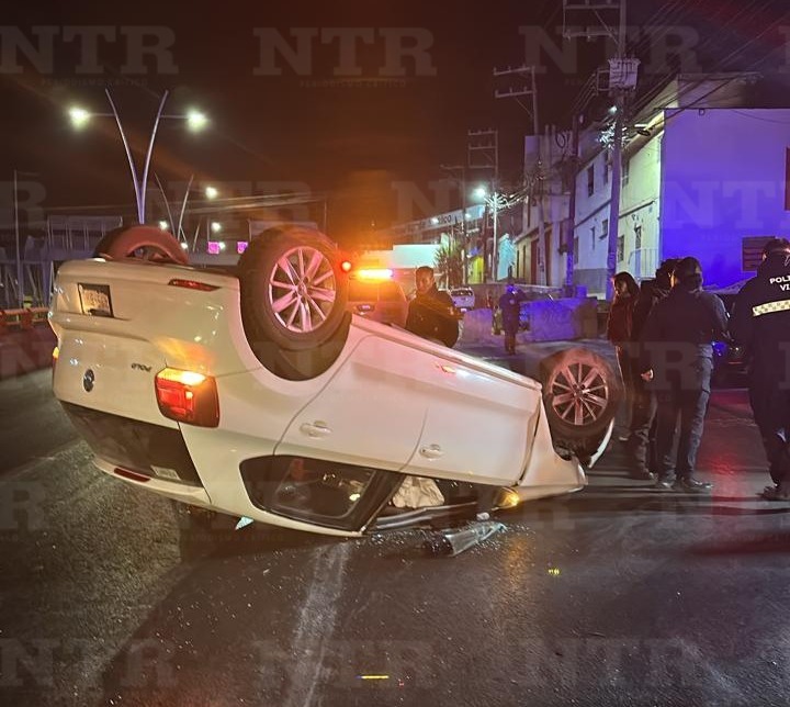 Se vuelca automóvil en el bulevar; hay un herido