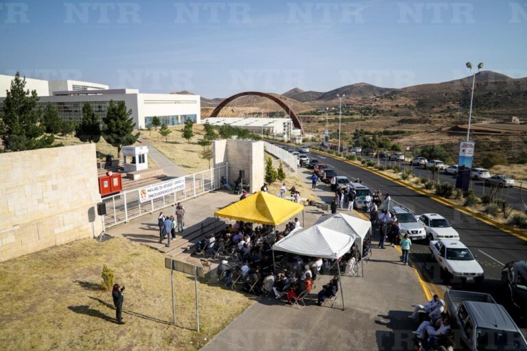 Toma Sntsa Ciudad Administrativa; exige atención a sus demandas